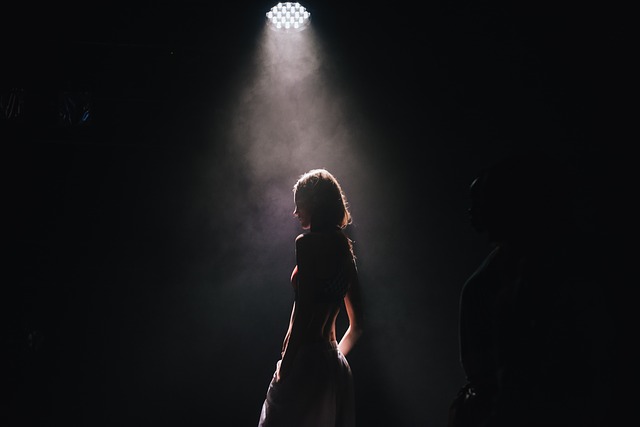 ステージに立つ女性の画像
